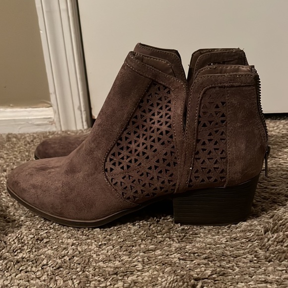 Women’s madden nyc brown ankle boot, stylish, cut out designs on the sides - Picture 2 of 6